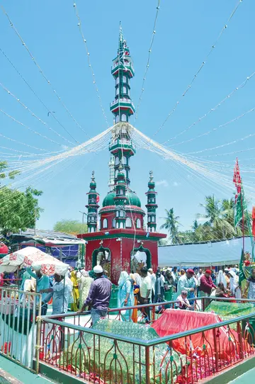 దర్గా వద్ద భక్తుల సందడి