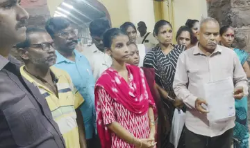 కలెక్టరేట్ ఎదుట ఆందోళన చేస్తున్న మత్య్సకార నాయకులు, బాధిత కుటుంబ సభ్యులు .jpg