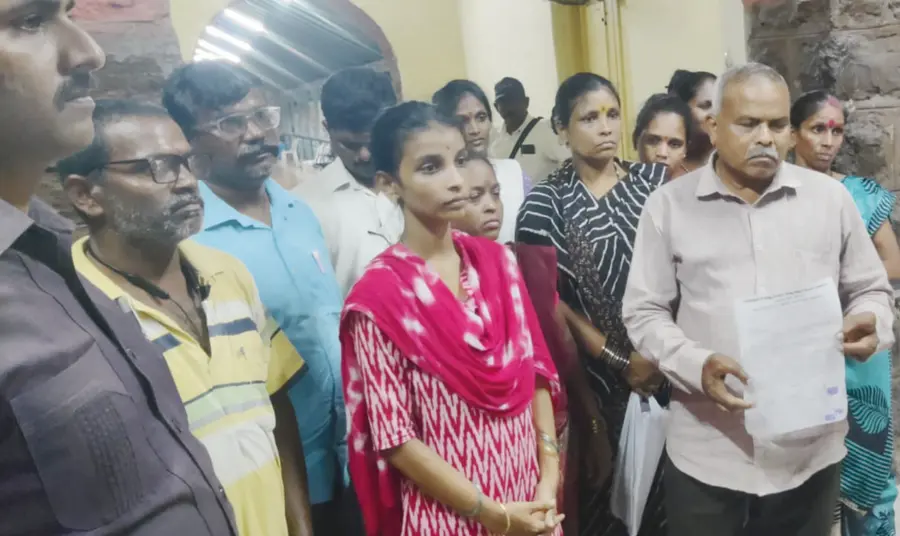 కలెక్టరేట్ ఎదుట ఆందోళన చేస్తున్న మత్య్సకార నాయకులు, బాధిత కుటుంబ సభ్యులు .jpg