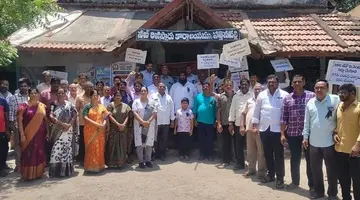 పల్నాడు జిల్లా సత్తెనపల్లిలో నిరసన తెలుపుతున్న దస్తావేజు లేఖరులు
