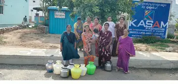 Women protest on the road for drinking water