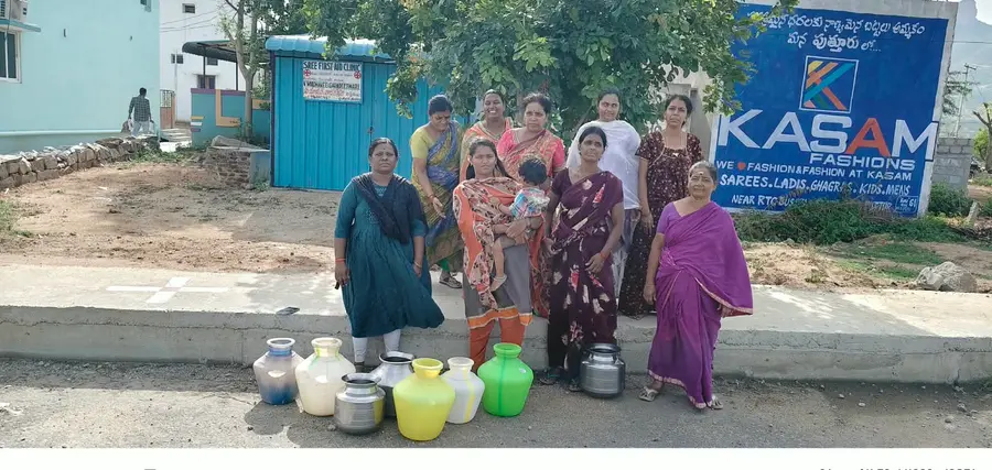 Women protest on the road for drinking water