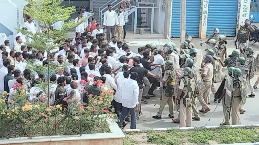 ఆగని దాడులు
పులివెందులలో గాలిలోకి కాల్పులు, టియర్‌ గ్యాస్‌ ప్రయోగం
-అధికార పార్టీకి పోలీసుల అండ
-కడప ఎంపి అవినాష్‌‌రెడ్డి హౌస్‌ అరెస్టు​
-రాయచోటి, పుంగనూరులోనూ ఉద్రిక్తత
-రాయచోటి పోలీసుల అదుపులో అంతర్రాష్ట్ర ముఠా image 1