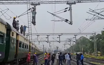 తెనాలి - గుంటూరు మార్గంలో 
తెగిపడిన రైల్వే విద్యుత్ వైర్లు image 1