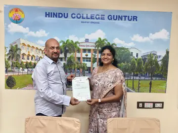 హిందూ కాలేజి అధ్యాపకురాలు అరుణకి డాక్టరేట్ image 1