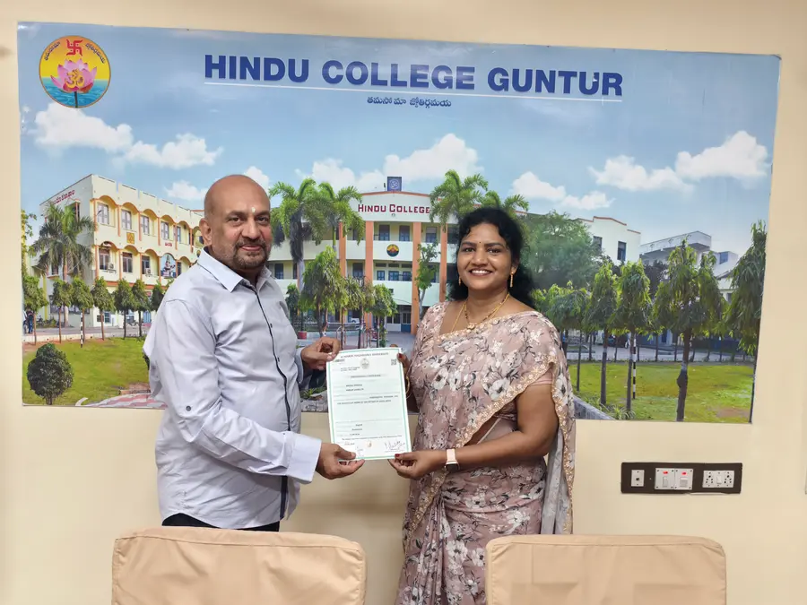 హిందూ కాలేజి అధ్యాపకురాలు అరుణకి డాక్టరేట్ image 1