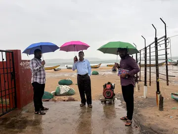 వాయుగుండం ప్రభావంతో ఎడతెరిపిలేని వర్షం image 1