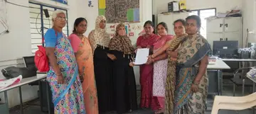 స్వర్ణ గ్రామ వార్డు అధికారులకు వినతి పత్రం అందజేస్తున్న ఐద్వా నాయకులు
నిత్యావసర సరుకుల ధరలు తగ్గించాలి
ఐద్వా ఆధ్వర్యంలో స్వర్ణ గ్రామ వార్డు అధికారులకు వినతి image 1