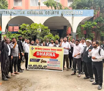 రాష్ట్ర వ్యాప్తంగా లాయర్స్ ధర్నా
- రిటైర్మెంట్‌ ‌బెన్‌‌ఫిట్స్‌ అందించాలి
హైదరాబాద్ క్రిమినల్ కోర్టు వద్ద నిరసనలో కె పార్థసారథి 
ప్రజాశక్తి - హైదరాబాద్‌ బ్యూరో image 1