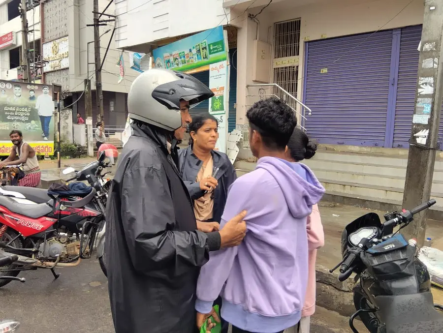 ప్రేమజంటను కాపాడిన శక్తి టీమ్
సకాలంలో స్పందించడంతో తప్పిన విషాదం image 1