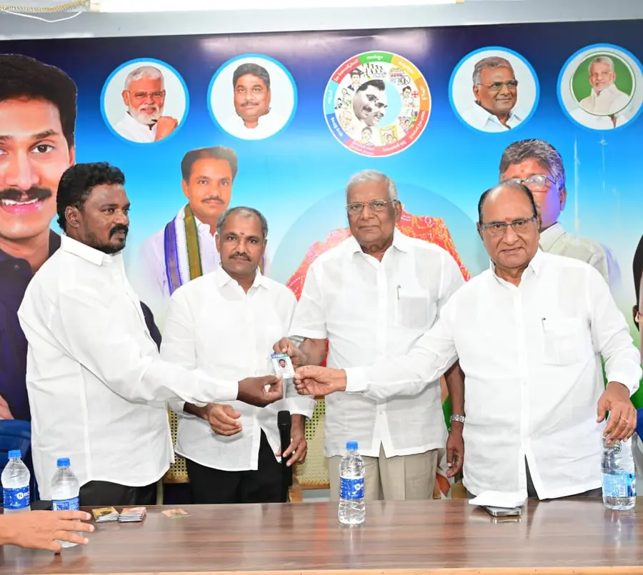 గుర్తింపు కార్డులు పంపిణీ image 1