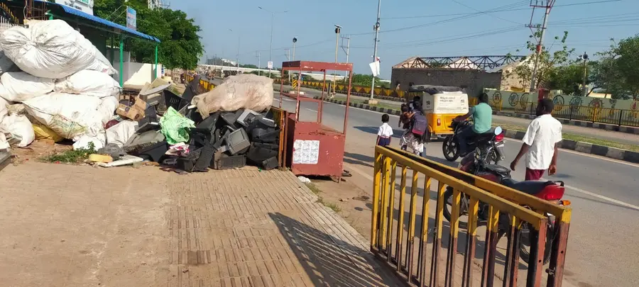 మాచర్ల లో ఫుట్పాత్ కనిపించటం లేదు
పాదచారుల ‘నడిచే హక్కు’కు గ్రహణం..
ఆక్రమణలతో కాలిబాటలు బందీ..
ఆరు నెలల్లో పలువురు మృతి image 1