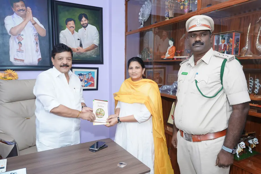 ప్రకృతి ప్రేమికులకు గుడ్ న్యూస్
30న మారేడుమిల్లిలో వుడెన్ బ్రిడ్జి, ట్రీ హౌస్ ప్రారంభం
పర్యాటక శాఖ మంత్రి కందుల దుర్గేష్కు ఆహ్వానం image 1