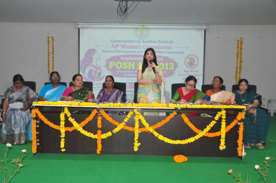 మహిళలు భయాన్ని వీడి ముందుకు రావాలి
- పోష్ చట్టంపై అవగాహన సదస్సులో రాయపాటి శైలజ image 2