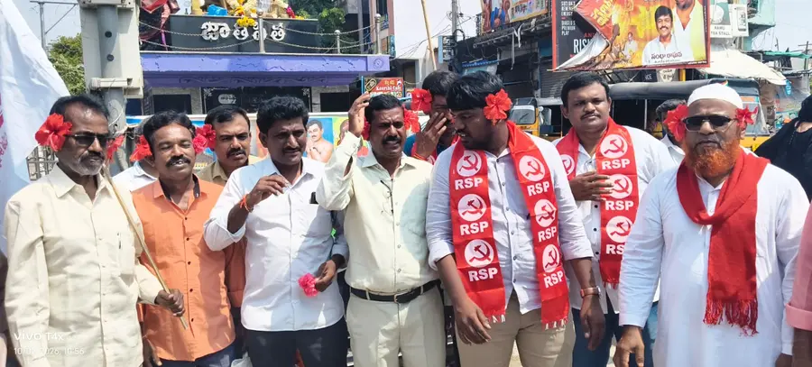 చేనేత కార్మికుల చెవుల్లో పూలు పెడుతున్న కూటమి ప్రభుత్వం
ధర్మవరం ప్రజాశక్తి రూరల్ image 1