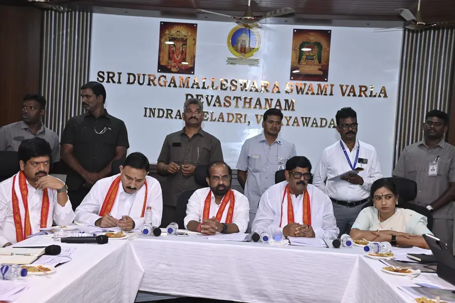 దసరా ఉత్సవాలకు రాష్ట్రపతి రాక
- మంత్రి ఆనం వెల్లడి
- మూలా నక్షత్రం రోజున సిఎం పట్టు వస్ర్తాల సమర్పణ image 1