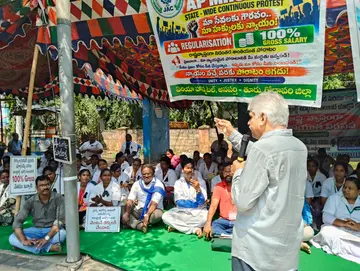 హక్కుల సాధనకు ఐక్యపోరాటమే మార్గం
- సిఐటియు రాష్ట్ర ప్రధాన కార్యదర్శి ఎవి నాగేశ్వరరావు
- పారామెడికల్ సిబ్బంది ఉద్యమానికి మద్దతు
- మార్కాపురం జిల్లాలో ఉద్యోగి ఆత్మహత్యాయత్నం image 1