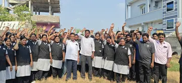 వేతనాలు పెంచకుంటే సమ్మె బాట
- మల్కాపురం సెంటర్ వద్ద హౌస్ కీపింగ్ కార్మికుల ఆందోళన image 1