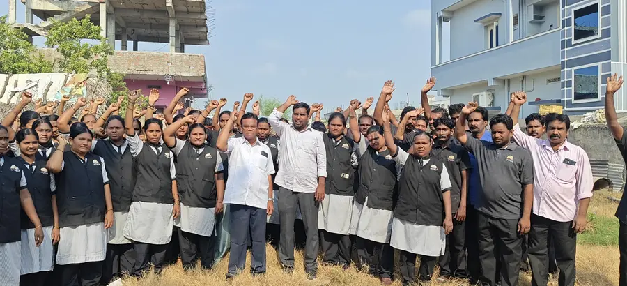 వేతనాలు పెంచకుంటే సమ్మె బాట
- మల్కాపురం సెంటర్ వద్ద హౌస్ కీపింగ్ కార్మికుల ఆందోళన image 1