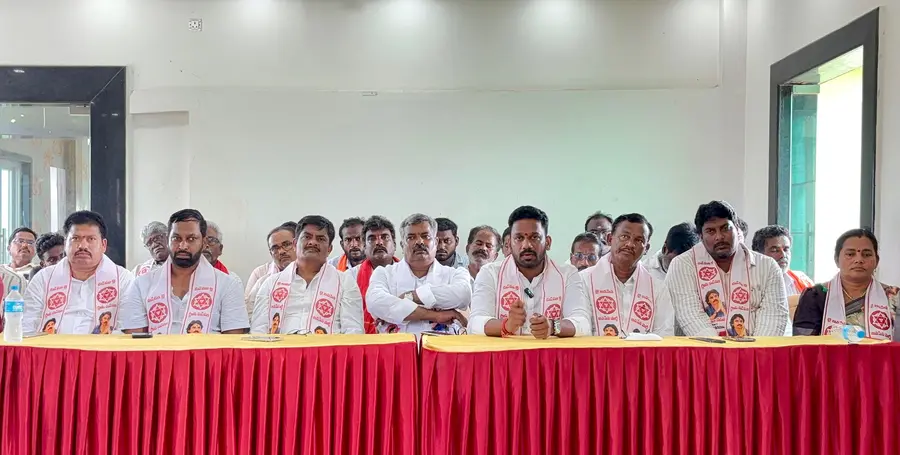 జనసేనను తక్కువ చేస్తే సహించేది లేదు
మిత్రధర్మం పాటించాలి.. పరస్పర గౌరవం ఇచ్చిపుచ్చుకోవాలి: జనసేన నాయకులు image 1