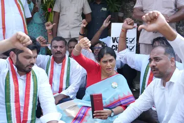 వైఎస్ షర్మిల హౌస్ అరెస్ట్
- ఇసి, మోడీ తీరుపై నిరసన image 1