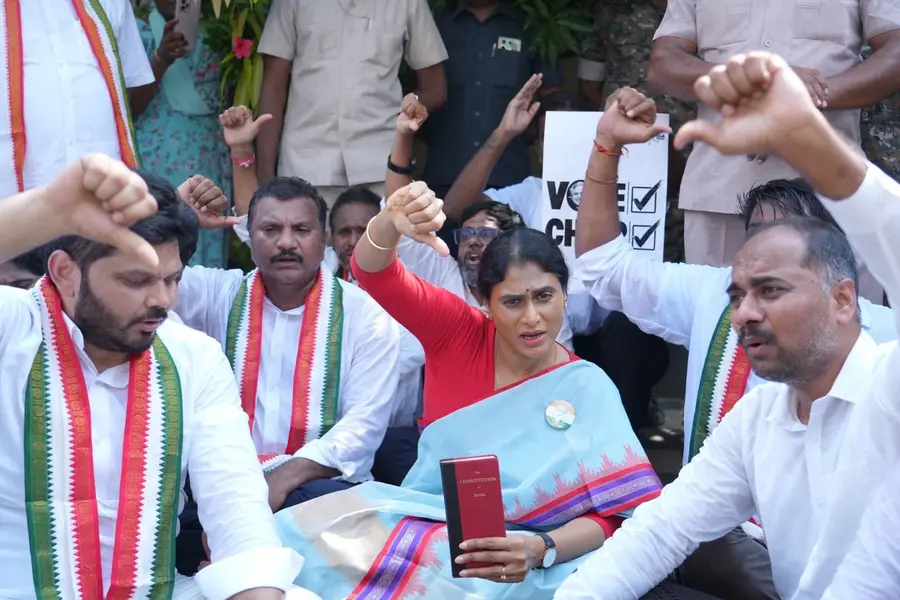 వైఎస్ షర్మిల హౌస్ అరెస్ట్
- ఇసి, మోడీ తీరుపై నిరసన image 1