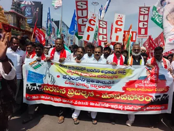 ఓట్ చోర్పై నిరసనాగ్రహం.!
ఉమ్మడి జిల్లా వ్యాప్తంగా నిరసన ప్రదర్శనలు
జ్ఞానేష్ కుమార్ దిష్టిబొమ్మలు దహనం
పదవికి రాజీనామా చేయాలంటూ డిమాండ్
ప్రజా స్వామ్యాన్ని పతనం చేసేలా కేంద్రంలోని బిజెపి ప్రభుత్వం చేస్తున్న చర్యలపై వామపక్షాలు, ప్రతిపక్ష పార్టీలు ఆగ్రహం వ్యక్తం చేశాయి. ప్రమాదంలో పడిన ప్రజల ఓటును కాపాడేందుకు సర్ను ప్రక్రియను రద్దు చేసి, ఈ వ్యవహారంలో అక్రమాలకు పాల్పడినట్లు తీవ్ర ఆరోపణలు ఎదుర్కొంటున్న ప్రధాన ఎన్నికల అధికారి జ్ఞానేష్ కుమార్ తన పదవి నుంచి తప్పుకోవాలని డిమాండ్ చేస్తూ నిరసన ప్రదర్శనలు చేపట్టాయి. అనంతపురం, శ్రీ సత్యసాయి జిల్లాలోని అన్ని మండలాల్లో ఆందోళనలు కొనసాగాయి. ఆయా ప్రాంతాల్లో సిపిఎం, సిపిఐతో పాటు ఇతర వామపక్షాలు, కాంగ్రెస్, వైసిపి పార్టీలు, విద్యార్థి సంఘాల నాయకులు ప్రజలతో కలిసి భారీ ఎత్తున ప్రదర్శనలు నిర్వహించారు. జ్ఞానేష్ కుమార్ దిష్టిబొమ్మలను దహనం చేశారు. పలు చోట్ల పోలీసులు అడ్డుకున్నా నాయకులు వారిని ఎదురించి జ్ఞానేష్ కుమార్ దిష్టిబొమ్మలను దహనం చేసి తమ నిరసనను తెలియజేశారు. ప్రజలు కూడా ఈ కార్యక్రమంలో పాల్గొని సర్ ప్రక్రయ పేరుతో బిజెపి అక్రమంగా ఓట్ల తొలగిస్తున్న వైనంపై ఆగ్రహం వ్యక్తం చేశారు. image 1