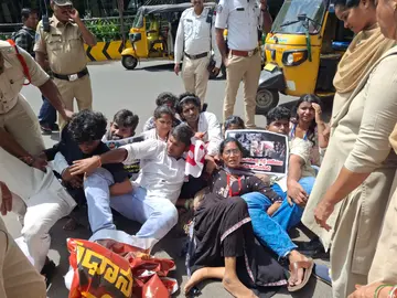 సిఇసి రాజీనామా చేయాలని ర్యాలీ
- విశాఖలో ఎస్ఎఫ్ఐ, డివైఎఫ్ఐ నేతల అరెస్ట్ image 1