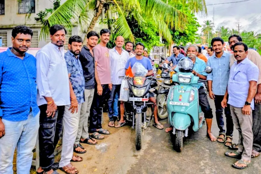 ద్విచక్ర వాహనదారులకు ఉచితంగా హెల్మెట్ల అందజేత image 1