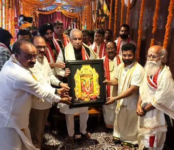 వైభవంగా ముగిసిన దసరా శరన్నవరాత్రి ఉత్సవాలు**

**ఇంద్రకీలాద్రిపై లక్షలాదిగా తరలివచ్చిన భక్తులు**

**ముగింపు రోజున అమ్మవారిని దర్శించుకున్న గవర్నర్‌ దంపతులు** image 1