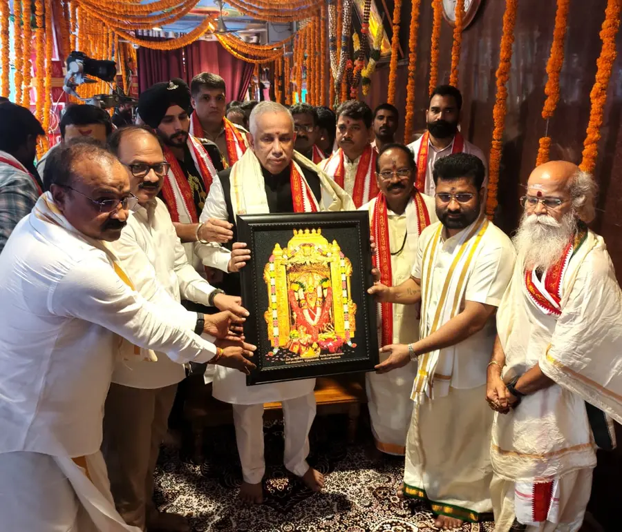 వైభవంగా ముగిసిన దసరా శరన్నవరాత్రి ఉత్సవాలు**

**ఇంద్రకీలాద్రిపై లక్షలాదిగా తరలివచ్చిన భక్తులు**

**ముగింపు రోజున అమ్మవారిని దర్శించుకున్న గవర్నర్‌ దంపతులు** image 1
