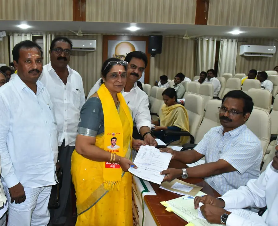 అవనిగడ్డ జడ్పిటిసి స్థానానికి పోటాపోటీ నామినేషన్లు. image 1