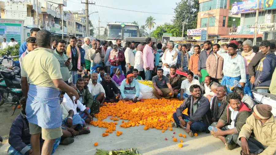 కుప్పం పూల మార్కెట్ ఎదుట రైతుల ధర్నా image 1