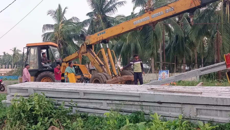 యుద్ధ ప్రాతిపదికన విద్యుత్ మరమ్మతులు ఎఇ కవిత image 1