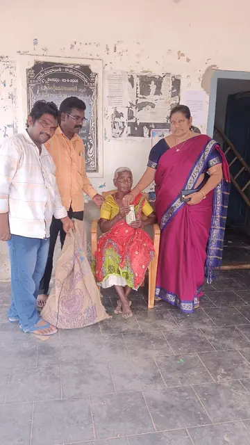 తుఫాను బాధితులకు పరిహారం అందించిన తాసిల్దార్ విమల కుమారి image 1
