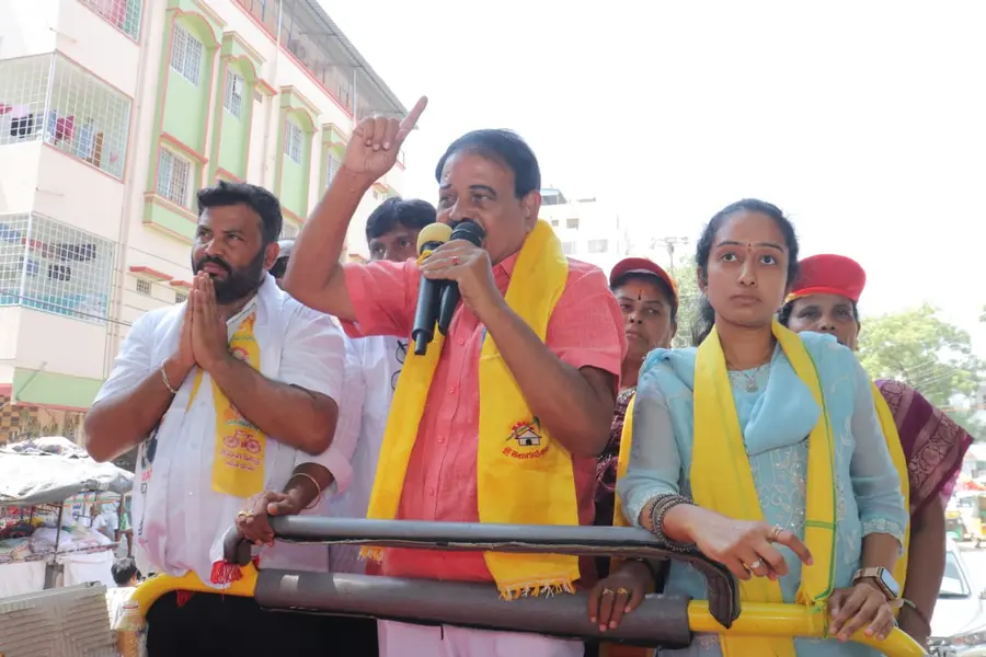 పుట్టపర్తిని అభివృద్ధిలో అగ్రగామిగా నిలపడమే లక్ష్యం
ఎమ్మెల్యే పల్లె సింధూర రెడ్డి, మాజీ మంత్రి పల్లె రఘునాథ్ రెడ్డి image 1