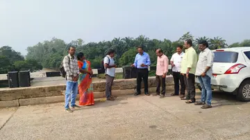 బొబ్బిలంక వంతెన వద్ద వరద ఉధృతి పరిశీలన image 1
