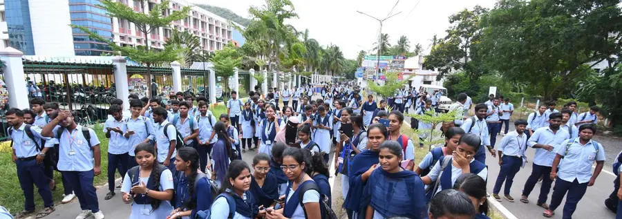 రాష్ట్ర వ్యాప్తంగా విద్యా సంస్థల బంద్ లో భాగంగా పలు జిల్లాలలో విద్యార్థి సంఘాలు ఆందోళన