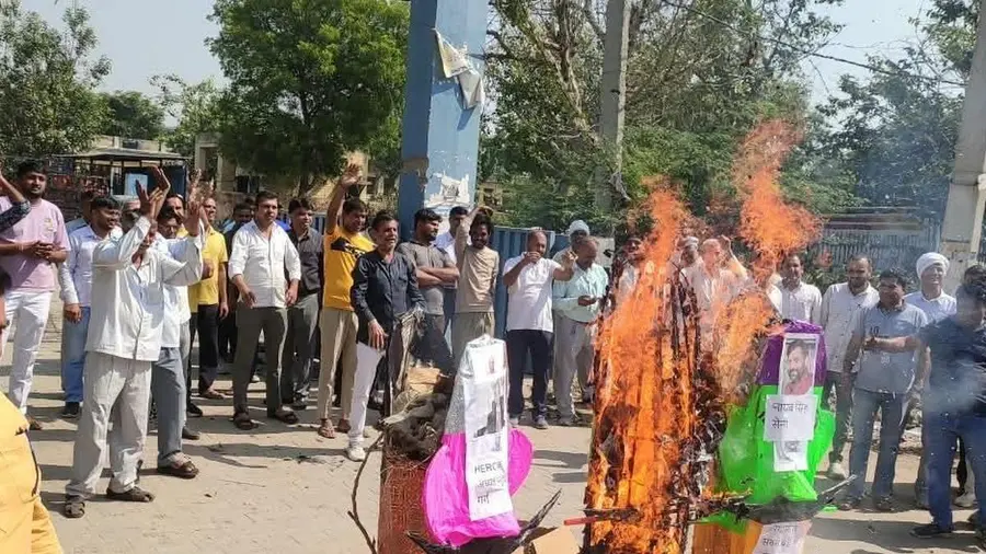 ప్రైవేటీకరణపై హర్యానా విద్యుత్‌ ఉద్యోగుల సమ్మె
సమాంతర విద్యుత్‌ పంపిణీ లైసెన్స్‌‌ను రద్దు చేయాలని డిమాండ్‌
సమ్మెకు ఇఇఎఫ్‌ఐ మద్దతు image 1