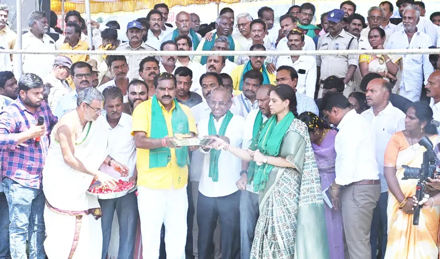 పోలవరం ప్రాజెక్టు వచ్చే ఏడాదిలో పూర్తి : మంత్రి నిమ్మల 
- కారుమంచి కాలువ పునరుద్ధీకరణ ప్రారంభం image 1