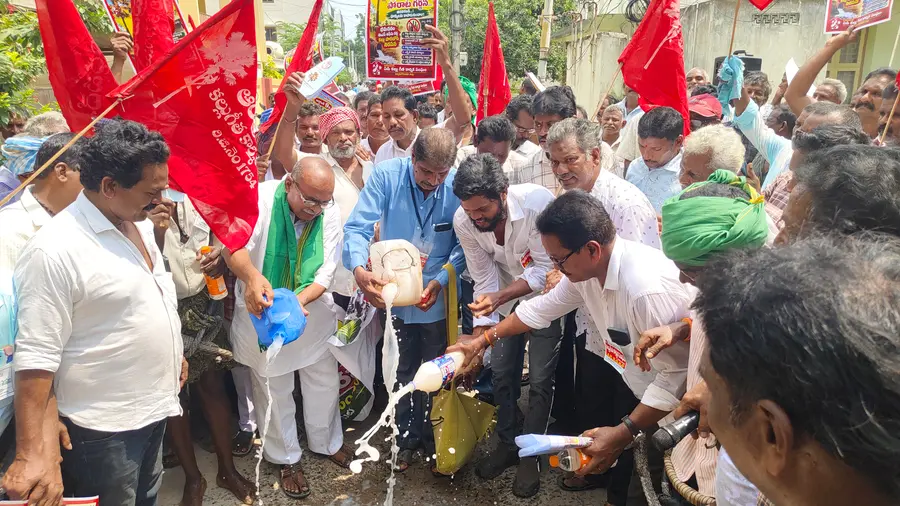 మద్యం ఆదాయం కోసం  
  గీత వృత్తిని నిర్వీర్యం చేస్తే సహించం
​- ఎపి కల్లుగీత కార్మిక సంఘం రాష్ట్ర ప్రధాన కార్యదర్శి జుత్తిగ నరసింహమూర్తి
- మోకులు ధరించి భారీ ప్రదర్శన
- ఎక్సైజ్ కార్యాలయం ముట్టడి.. కల్లు పారబోసి నిరసన image 1