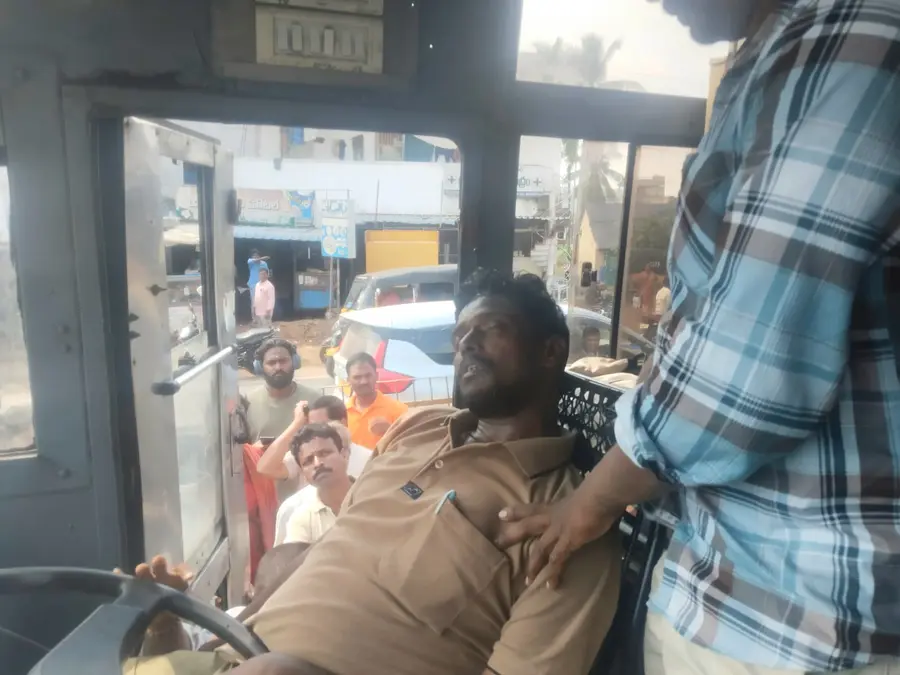 గుండెపోటుతో బస్సులోనే ప్రాణాలొదిలిన ఆర్టిసి డ్రైవర్ image 1