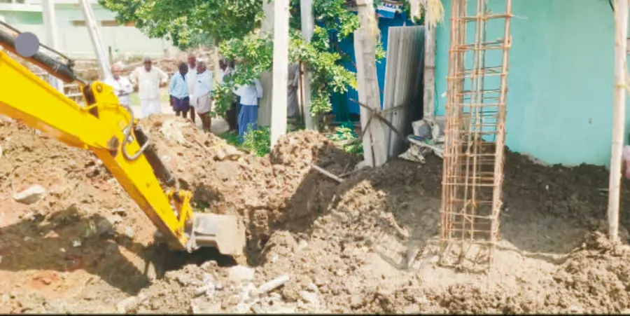 నూజిళ్లపల్లిలో దళితుల ఆర్చికి ఎదురుగా
పెత్తందారుల ఆర్చి నిర్మాణం
- ఆందోళనలో దళితులు
- కెవిపిఎస్ ఖండన image 1