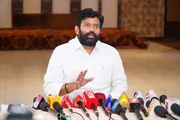 సచివాలయ ఉద్యోగులపై దాష్టికం తగదు
మాజీ ఎంఎల్ఏ జక్కంపూడి రాజా image 1