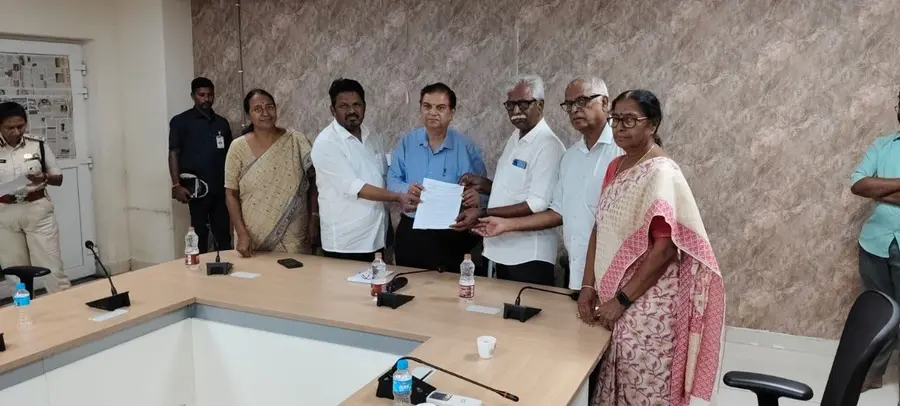 అక్రమాలు జరిగిన చోట 
రీ నోటిఫికేషన్‌ ఇవ్వాలి
- నామినేషన్ల ప్రక్రియను రద్దు చేయాలి
- రాష్ట్ర ఎన్నికల కమిషనర్‌‌కు సిపిఎం, సిపిఐ వినతి
- పోలీసులే దగ్గరుండి దౌర్జన్యాలకు సహకరించారని వెల్లడి image 1