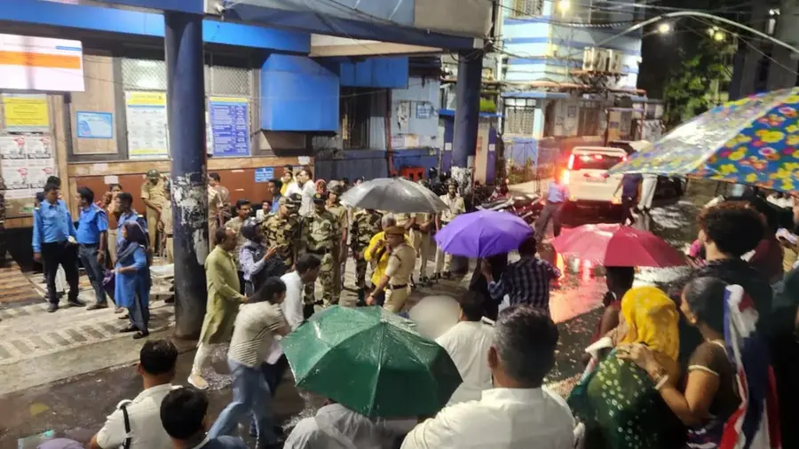 9ffmgde_kolkata-durga-puja-stampede-updates_625x300_17_October_26.webp