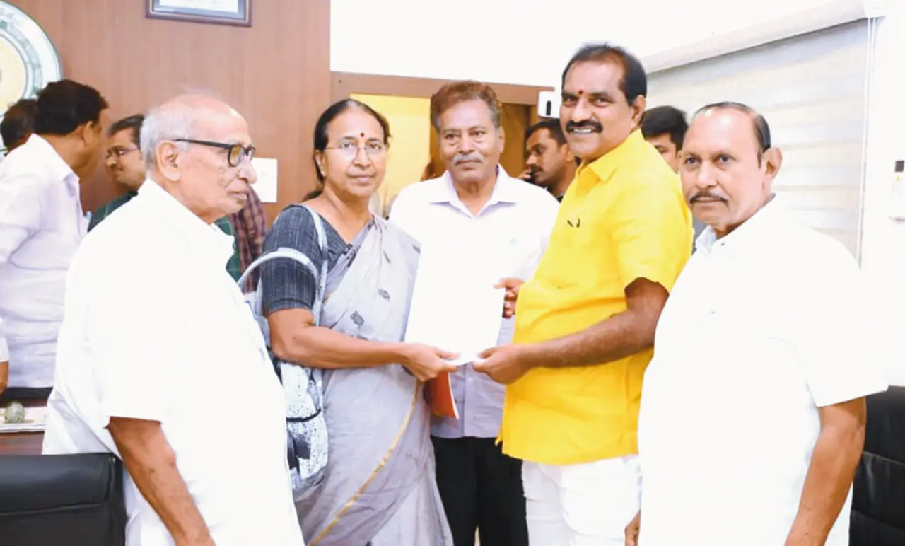 Agricultural labor and farmers' unions submit representation to Minister Nimmala.