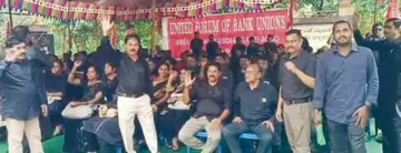 ఐదు రోజుల పని విధానం అమలు చేయాలి
-జివిఎంసి గాంధీ విగ్రహం వద్ద బ్యాంకు ఉద్యోగుల ధర్నా image 1