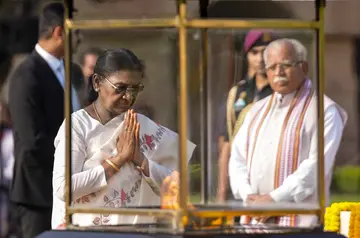 మహాత్మాగాంధీకి నివాళి image 1