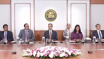 రుణాలపై వడ్డీ పోటు
రెపోరేటును పెంచిన ఆర్‌‌బిఐ
హోమ్ లోన్ ఇఎంఐలు భారం
భవిష్యత్తులోనూ తగ్గింపు ఉండదు : గవర్నర్ సంజయ్ మల్హోత్రా image 1